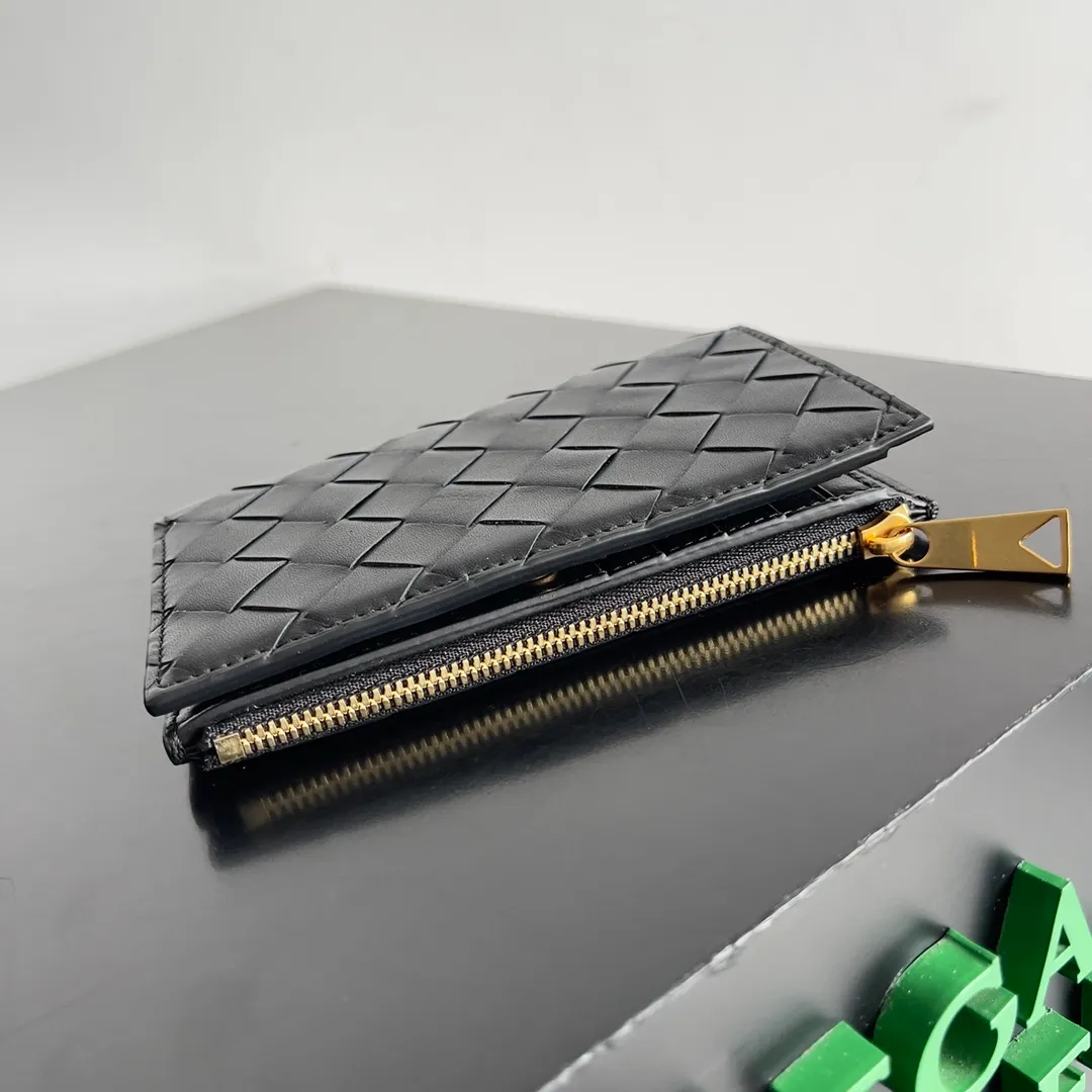 Batch 960 of BOTTEGA VENETA’s new woven small wallets are now shipping! ! ! 🥰🥰Made of carefully selected first-layer sheepskin fabric, this small luxury wallet has an elegant appearance and is also full of practicality. It can store change, driver's license and various cards at the same time. It is so small that it can be put in your pocket and carried with you. It is really convenient [Applause][Applause] Style No.: 667468 Size: 14.5*9.3*2cm
